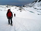 Vybaveni sněžnicemi stoupáme nad Velické pleso (1665m).