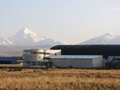 Okolí letiště El Alto a výhled na Huayna Potosí (6088m), El Alto, Bolívie