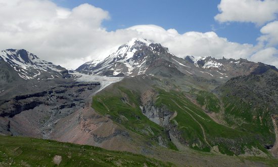 Vlevo Ortsveri, vpravo Kazbek.