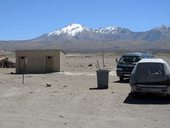 Hraniční přechod Colchane a v pozadí Cerro Cabaraya - Cibaray (5869m), Chile/Bolívie