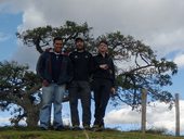 Diego, Martin a Marta před posvátným stromem El Lechero, Otavalo, Ekvádor