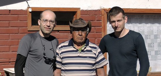 Luis Humberto Carvajal Pérez (84) spolu s cestovateli - nalevo Martin, napravo Jirka, Chusmiza, Chile