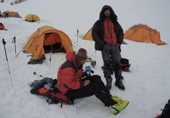 Unavený Hany a Vláďa v C2 (5380m), Pamír, Kyrgyzstán.