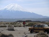 Výhled na Parinacota (6348m) z osady Chucuyo, Chile