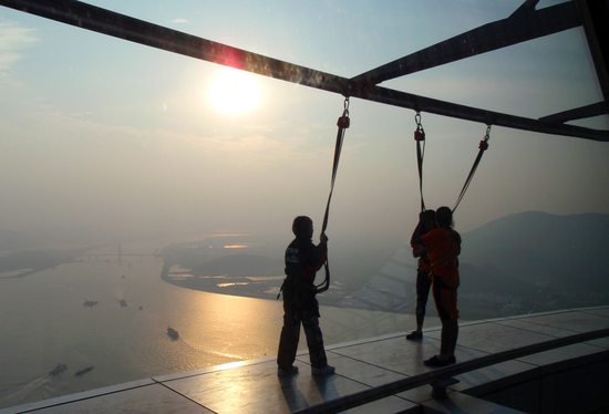 Adrenalin na prstenci Macau Tower ve výšce přes 300 metrů nad zemí, Macao