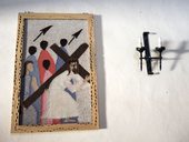 Parádní vyšívaná křížová cesta v kostele v Molinos