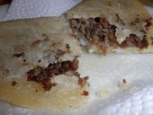 Empanada de morocho v restauraci v areálu Mitad del Mundo, Ekvádor