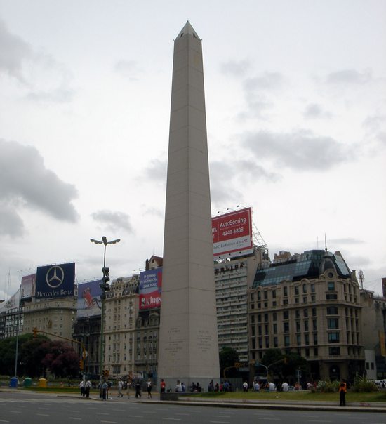 Obelisk - symbolu Buenos Aires - na Náměstí republiky (Plaza de la República), Buenos Aires, Argentina, 7. února 2008.