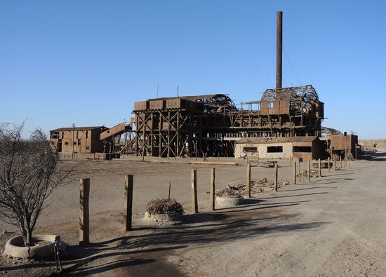 Opuštěné a rezivějící budovy hlavního továrního komplexu Santa Laura, Chile