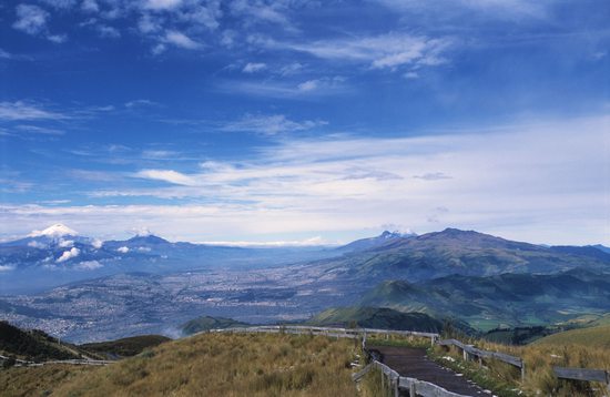 Výstup na sopku Pichincha z konečné stanice lanovky Cruz Loma, Quito, Ekvádor