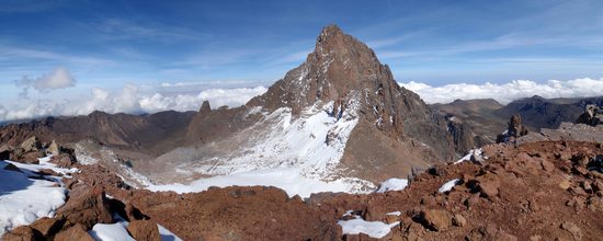 Nelion (5188m) při pohledu z Point Lenana (4985m) přes ledovec Lewis