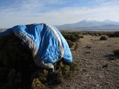 Sušení péřáků s Guallatiri (6071m) v pozadí, Chile