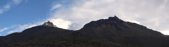 Illinizas - Illiniza Sur (5262m) vlevo a Illiniza Norte (5126m) vpravo, Ekvádor
