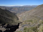 Serpentiny klesající k obci Purmamarca, Argentina