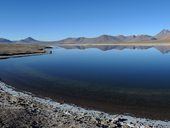 Dokonale klidná hladina laguny Quepiaco, Chile