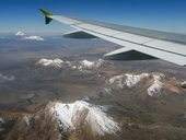 Přelet nad Andami s úžasnými výhledy na sněhem pokryté vrcholky, hranice Bolívie/Chile