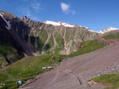 Pohled na Kavkaz z pohodlí kabinkové lanovky.