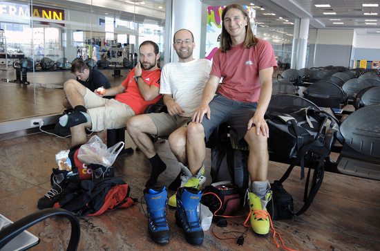 Odbaveni čekáme na odlet zpožděného letu Praha - Moskva. Zleva: Vláďa, Martin a Hany.