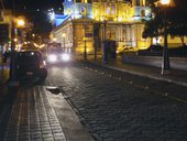 Noční život a osvětlené svatostánky ve městečku Otavalo, Ekvádor