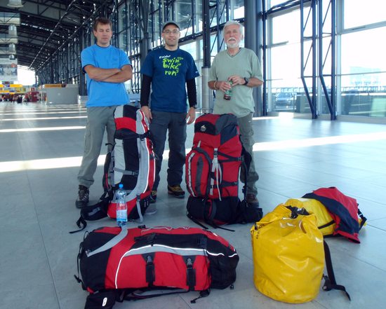 Láďa, Martin a Pavel a jejich bagáž, kterou bylo nutné na letišti rychle přebalit. Z přípravy na odlet čtveřice lidí se stala během hodinky pouze trojice.