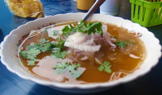 Encebollada k snídani v Bahía, Ekvádor