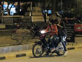 Holky v ulicích Belénu prohánějí mopedy ...