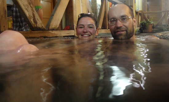 Naložení v kádi se studenou vodou v městských lázních Piscinas de la Virgen, Baños, Ekvádor