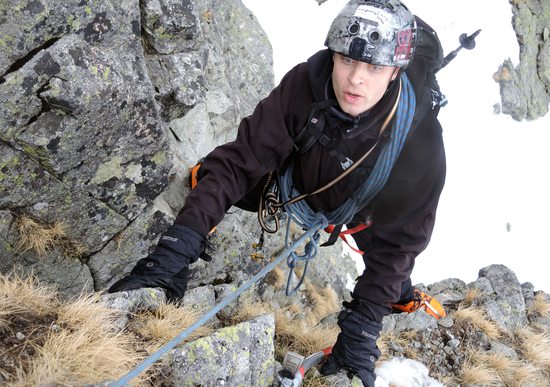 Jirka leze variantu (na topo označena oranžově) linie středem jižní stěny na Kozí kupku, Vysoké Tatry, Slovensko