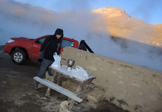 Snídaně u Termas de Polloquere, Salar de Surire, Chile