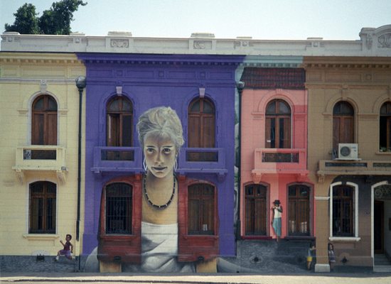 Graffitti a barevné domky ve čtvrti Bellavista, Santiago de Chile, Chile