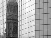 Odraz kostela v moderní skleněné budově banky - skloubení staré a nové architektury, Santiago de Chile