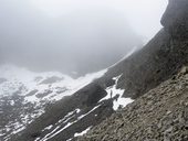 Přes malá sněhová pole v pravděpodobném směru k vrcholu Cotacachi, Ekvádor