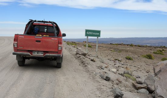 Zajímavé zastavení pod Nevados de Putre. Značka však nehlásí skutečnou výšku, která je zde pouze 4800 metrů ..., Chile