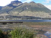 Vysokohorské jezero San Pablo a jeho okolí ve stínu mohutné sopky Imbabura (4630m), Ekvádor