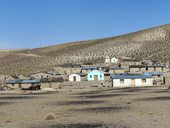 Celkový pohled na vesničku Ungallire (tmavé fleky jsou lamí bobky), Chile