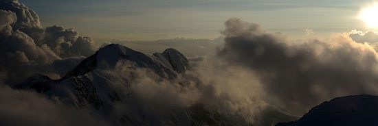 Západ slunce na nejvýše položené alpské chatě Capanna Regina Margherita (4554m)/Signalkuppe