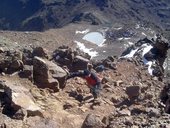 Výstup severním hřebenem na Point Lenana (4985m) v pozadí jezero Harris Tarn