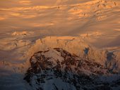 Sestup z C2 (5380m) do C1 (4400m) a den odpočinku před výstupem, Pamír, Kyrgyzstán