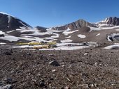 Sestup z C2 (5380m) do C1 (4400m) a den odpočinku před výstupem, Pamír, Kyrgyzstán