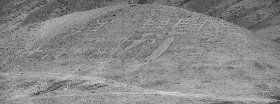 Geoglyfy - obrazce na kopcích, které podle jedné z teorií ukazovaly cestu karavanám křižujícím poušť Atacama, Chile