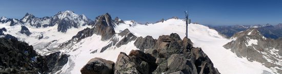 Pohled z vrcholu Le Portalet (3344m) severozápadním směrem. Napravo ledovec Trient a nalevo Saleina.