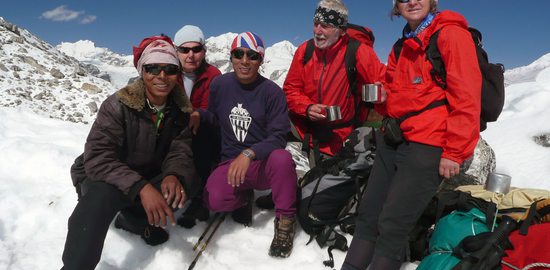 Po dvou hodinách jsme nahoře - sedlo Ganja La, výška 5120m.