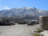 Výhled na čoudící sopku Isluga (5550m) z vesnice Enquelga, Chile