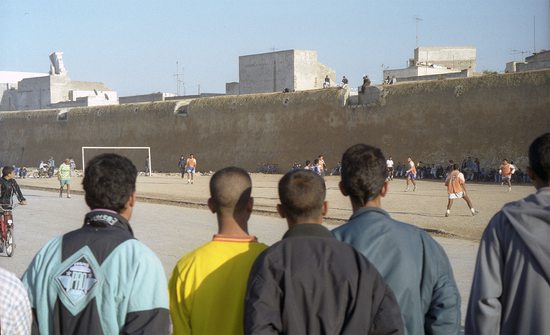 Místní sledují fotbalový mač, El Jadida, Maroko