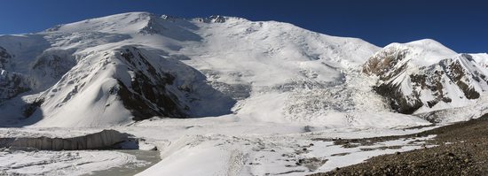 Pohled na severní stěnu Piku Lenina (7134m), Pamír, Kyrgyzstán.