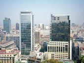 Moderní prosklené budovy vyrůstající ve starých čtvrtích Santiaga de Chile. Pohled z vrcholku Santa Lucía