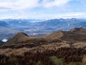 Výhled z úbočí sopky Cotacachi (4944m) na Otavalo, jezero San Pablo a sopku Imbabura (4630m), Ekvádor