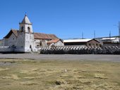 Kostelík ze 17. století z hliněných vepřovic, Isluga, Chile
