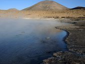 Mlha, bublající voda a štiplavý sirný vzduch v Termas de Polloquere, Chile