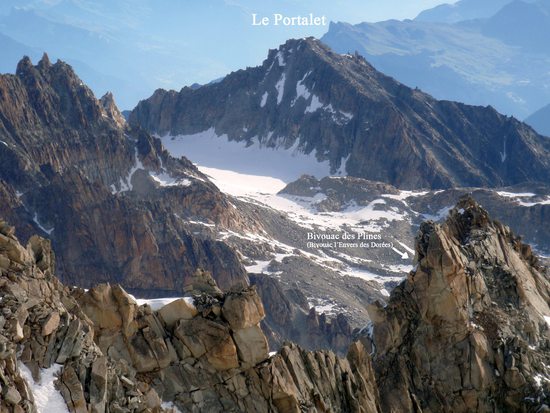 Pohled na Le Portalet z kuloáru Barbey při výstupu na Aiguille d´Argentière. Bivak je skrytý za skalou v pravém dolním rohu.